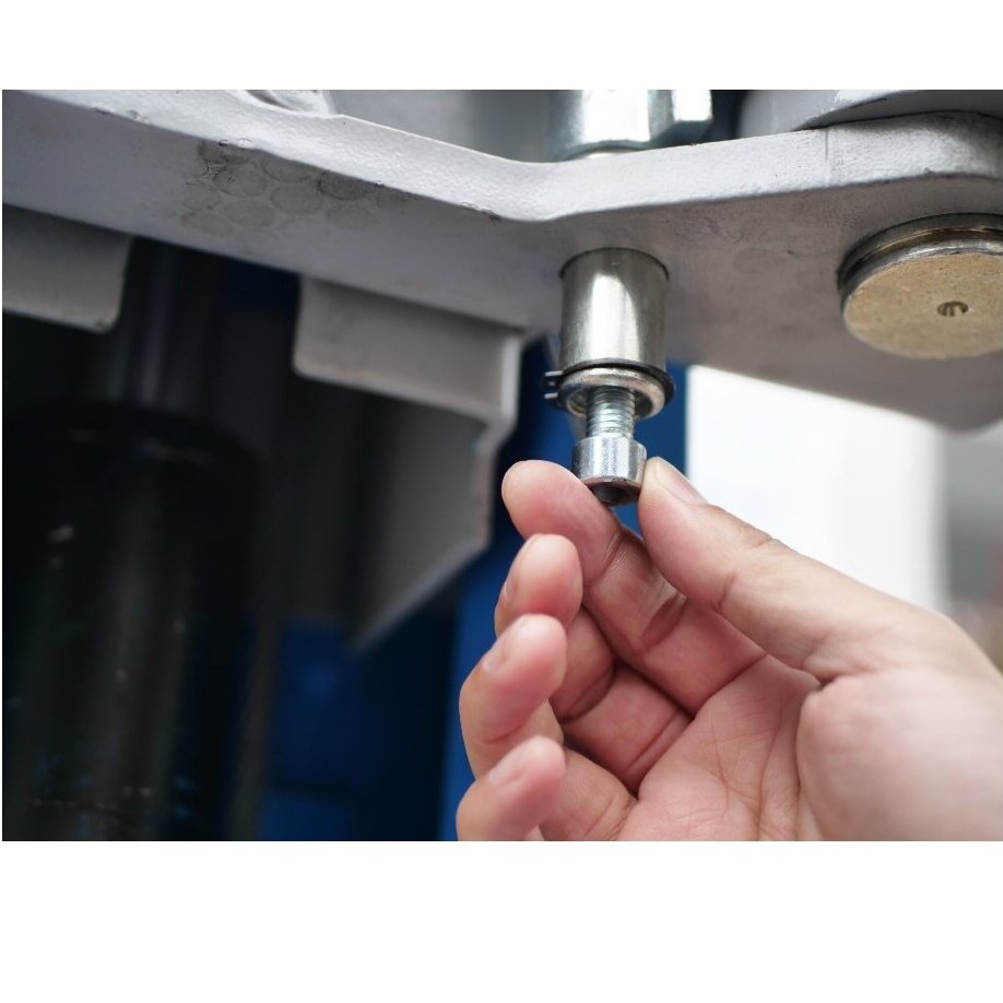 Elektro-hidraulinis dviejų kolonų keltuvas su mechaniniais fiksatoriais su visomis keturiomis 3-jų pakopų letenomis ir dvigubos S kolonos konstrukcija (8-ių lenkimų) 4.5t. trifazis/vienfazis 6 Elektro-hidraulinis dviejų kolonų keltuvas su mechaniniais fiksatoriais su visomis keturiomis 3-jų pakopų letenomis ir dvigubos S kolonos konstrukcija (8-ių lenkimų) 4.5t. trifazis/vienfazis 6